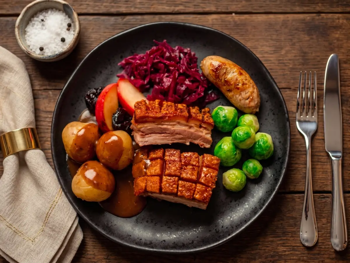 Perfekt saftig ribbe med sprø svor, surkål, poteter og brun saus.